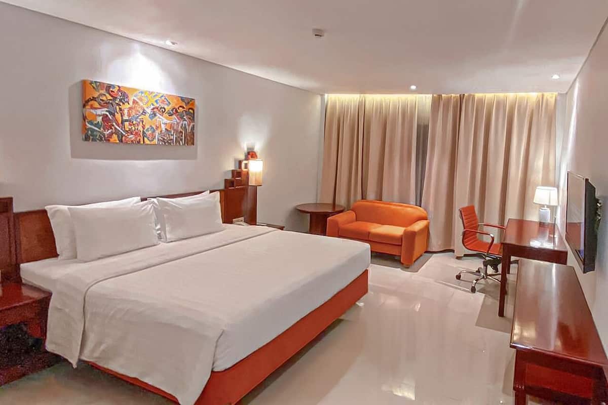 Premium bedding, minibar, desk, bed sheets