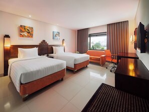 Premium bedding, minibar, desk, bed sheets - Grand Sahid Jaya (Jakarta)