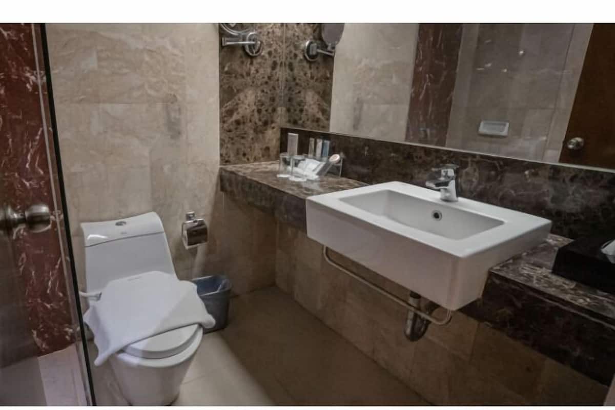 Combined shower/tub, free toiletries, hair dryer, slippers