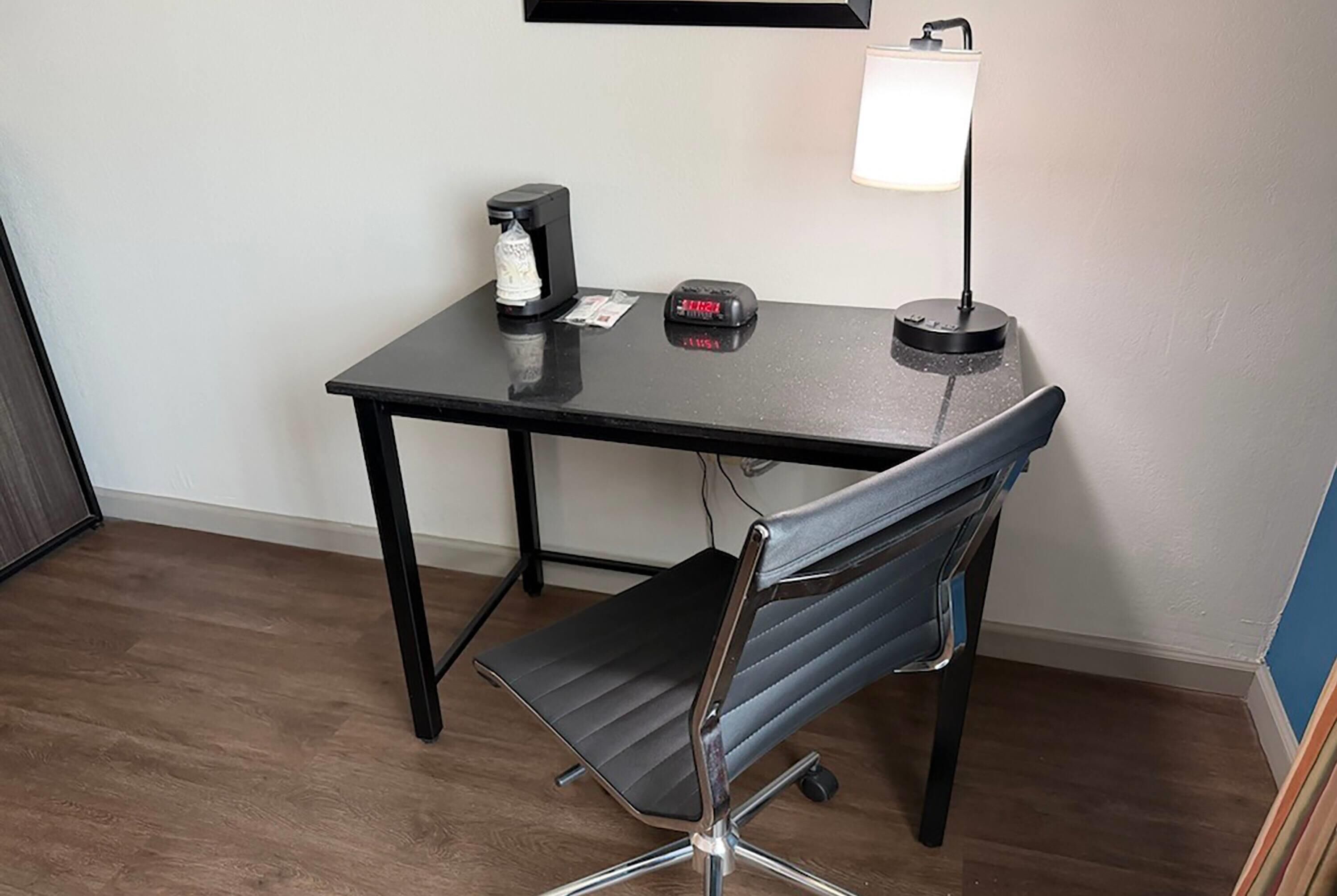 Bureau, fer et planche à repasser, Wi-Fi gratuit, draps fournis