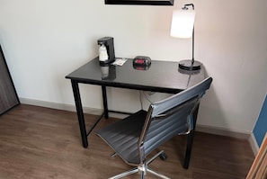 Escritorio, tabla de planchar con plancha, wifi gratis y ropa de cama