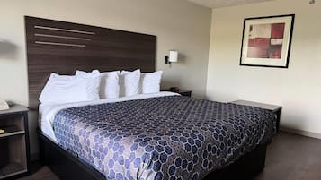 Escritorio, tabla de planchar con plancha, wifi gratis y ropa de cama