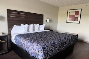 Escritorio, tabla de planchar con plancha, wifi gratis y ropa de cama