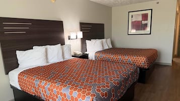 Escritorio, tabla de planchar con plancha, wifi gratis y ropa de cama