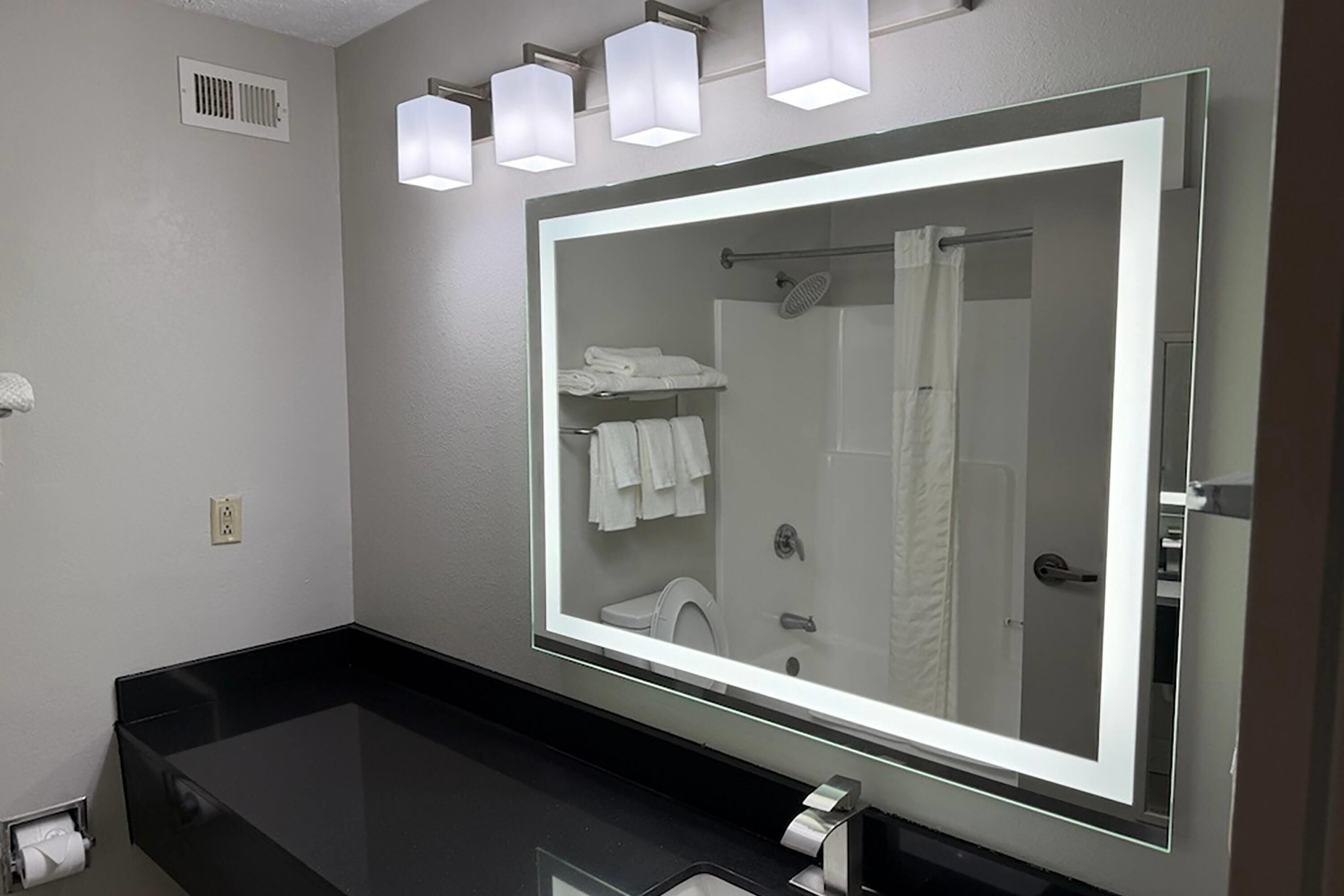 Combined shower/tub, hair dryer, towels