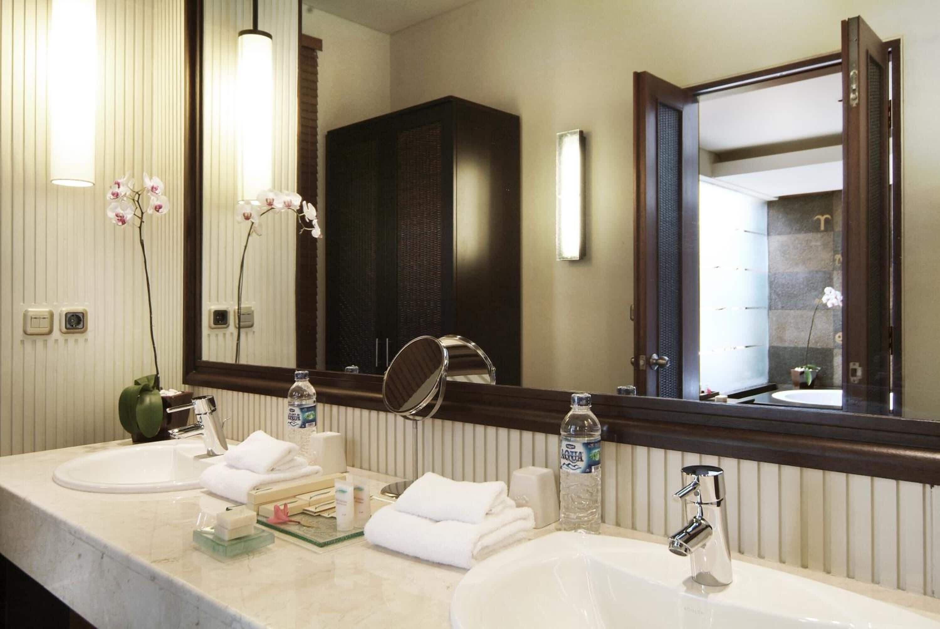 separate bathtub and shower, free toiletries, dressing gowns, slippers