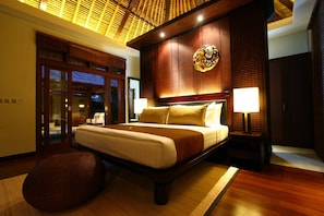 Premium bedding, in-room safe, desk, iron/ironing board - Villa Mahapala (Denpasar)