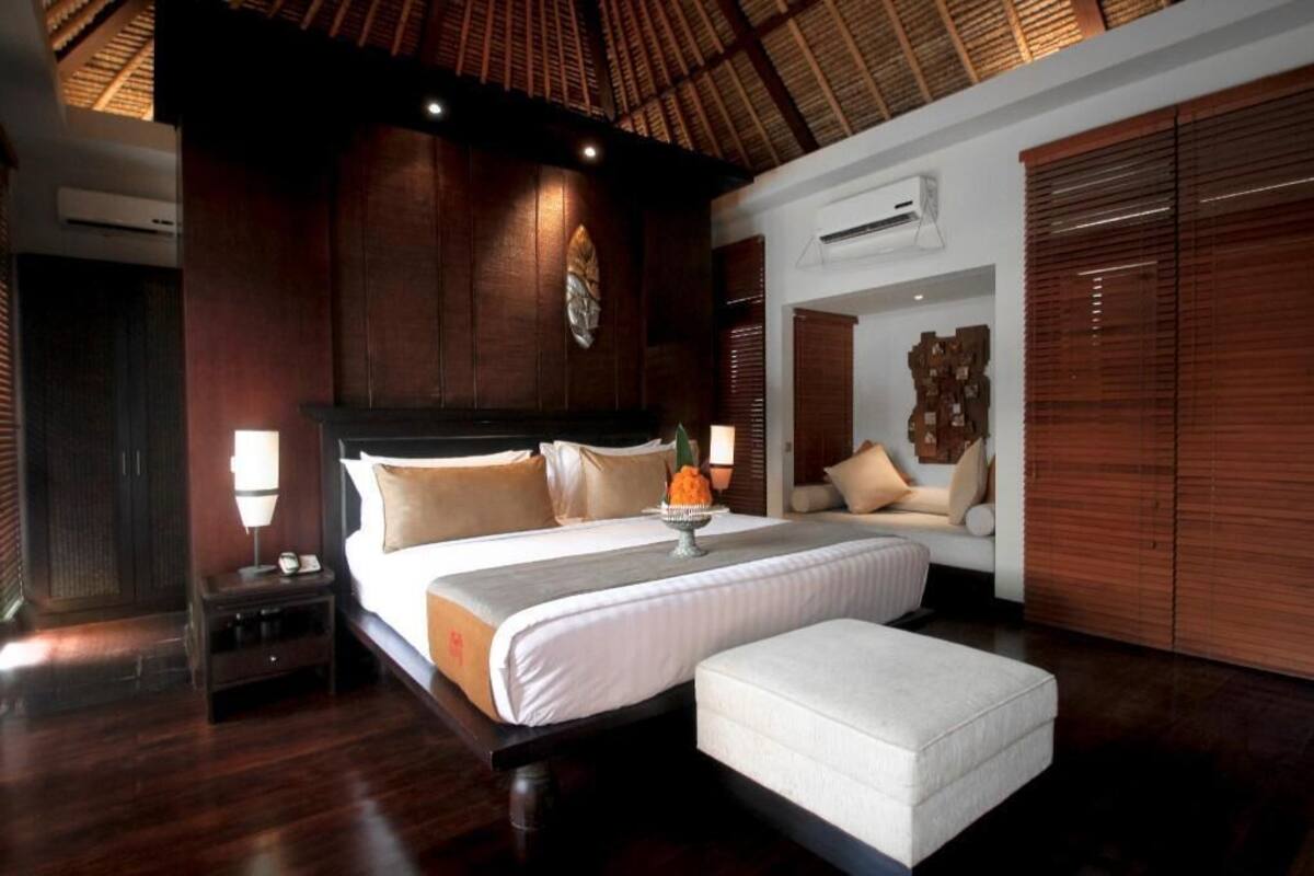 Premium bedding, in-room safe, desk, iron/ironing board