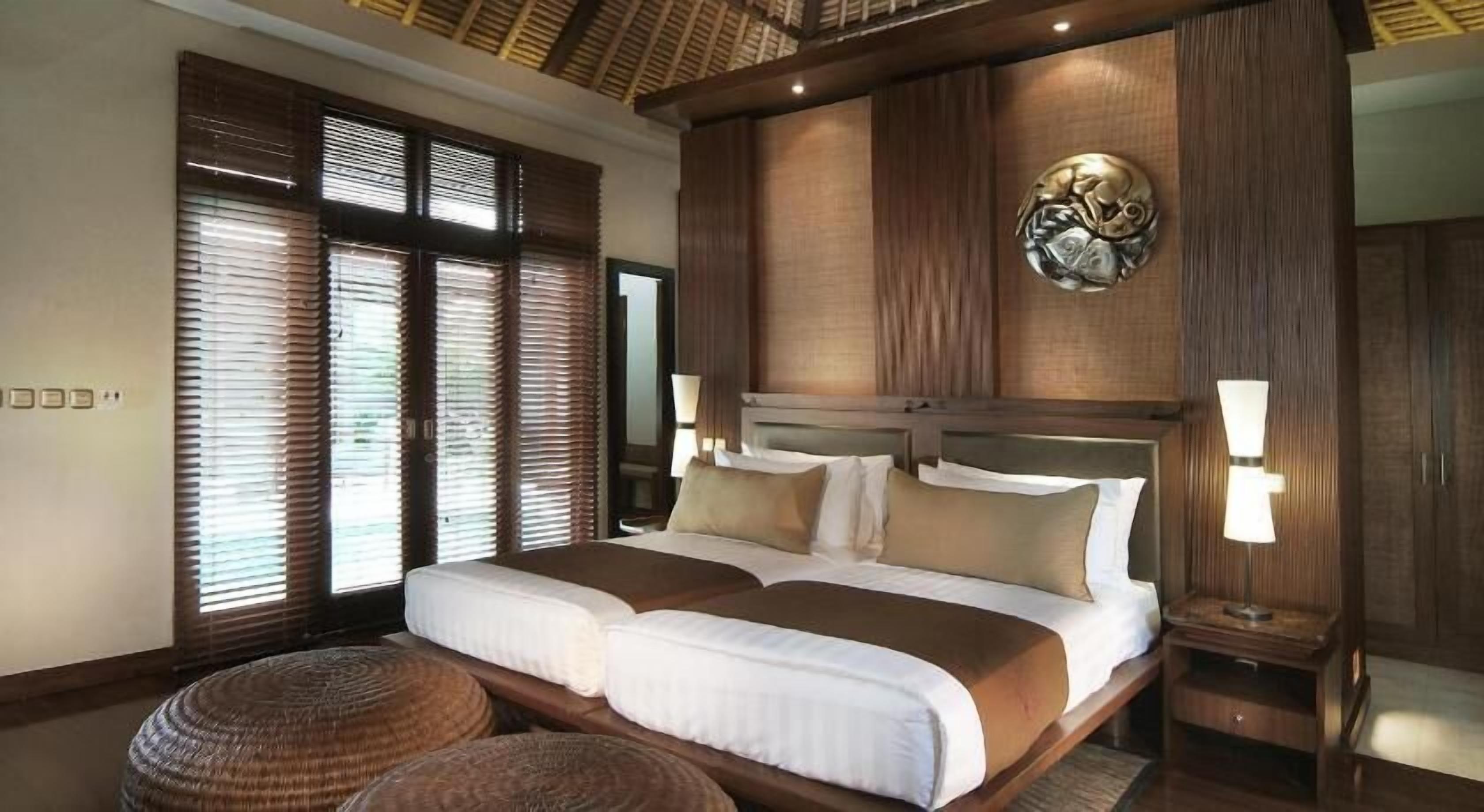 Ylelliset vuodevaatteet, tallelokero huoneessa, työpöytä