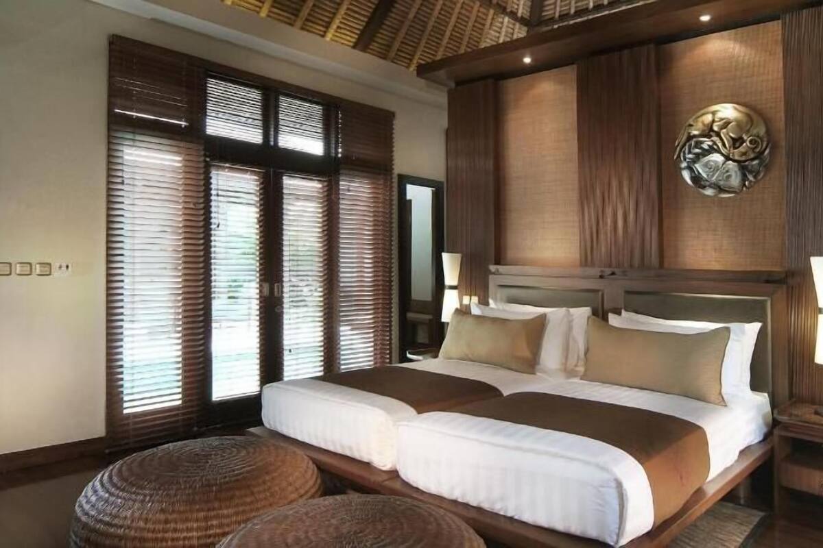 高档床上用品、客房内保险箱、办公桌、熨斗/熨衣板