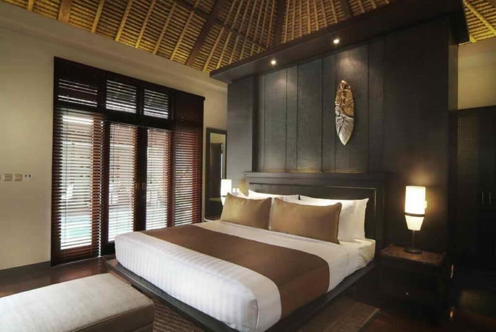 Peralatan tempat tidur premium, peti besi dalam bilik, meja 