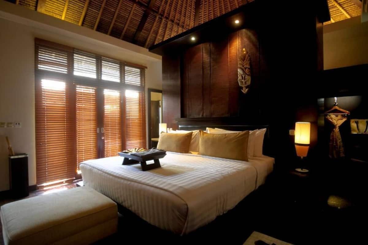 Premium bedding, in-room safe, desk, iron/ironing board