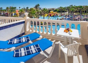 ミニバー、セーフティボックス (室内)、デスク、遮光カーテン