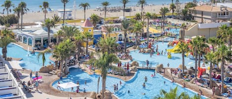 3 piscines extérieures, chaises longues, maîtres-nageurs sur place