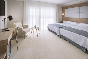 Minibar, in-room safe, desk, blackout drapes - Mediterráneo Bay Hotel & Resort (Roquetas de Mar)