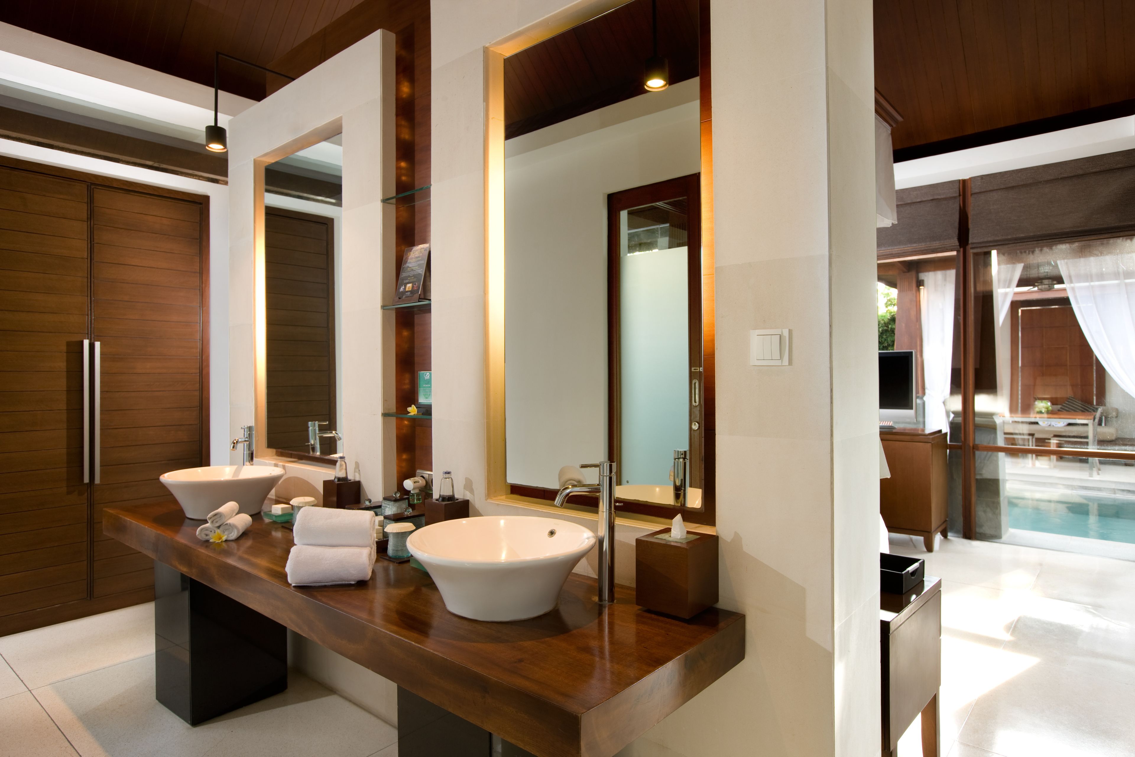 separate bathtub and shower, hair dryer, bathrobes, slippers