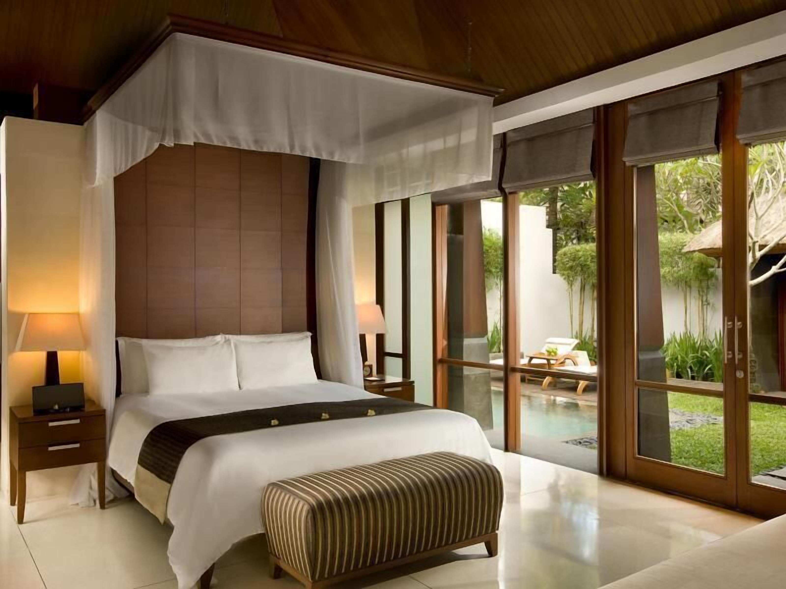 Ropa de cama de alta calidad, cubrecamas y minibar 