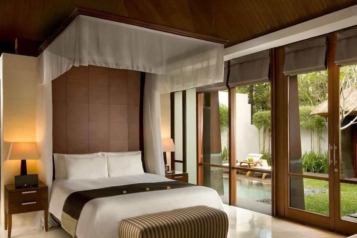 Ropa de cama de alta calidad, cubrecamas y minibar