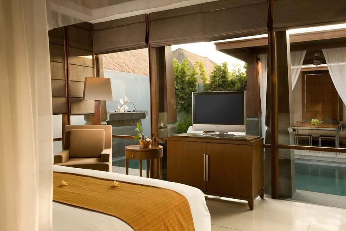 Premium bedding, down duvets, minibar, in-room safe