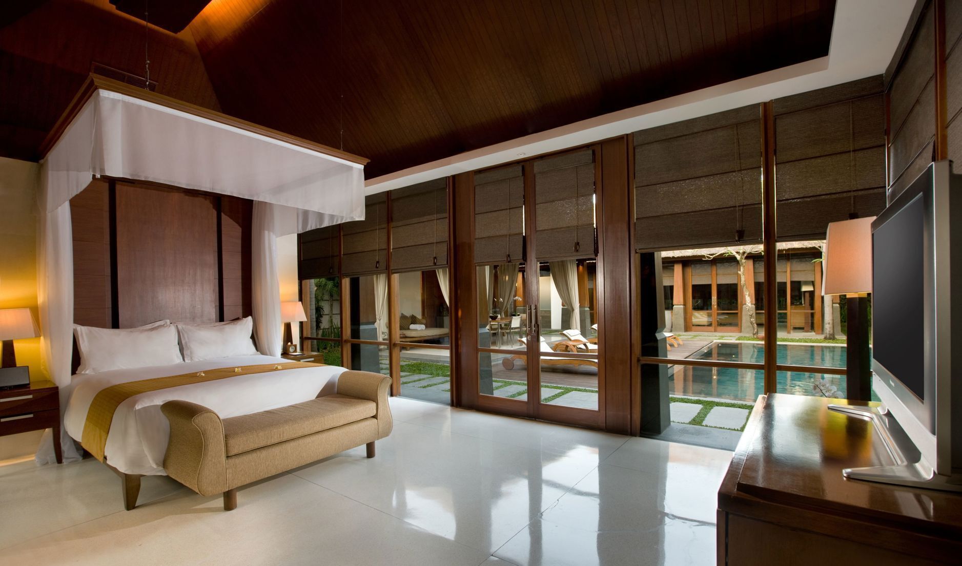 Roupas de cama premium, edredons de pluma, frigobar, cofres nos quartos