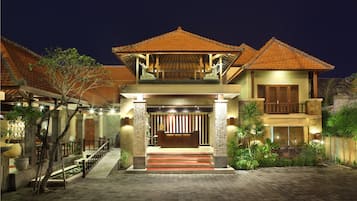 Bagian depan properti - sore/malam