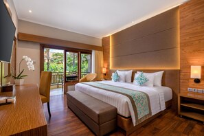 Family Pool view | In-room safe, individually furnished, desk, free WiFi