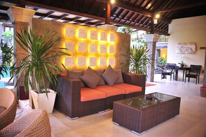 Lobby sitting area - Adhi Jaya Hotel (Kuta)