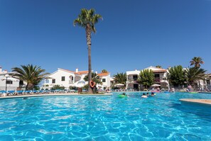 2 piscines a l'aire lliure, para-sols i gandules 