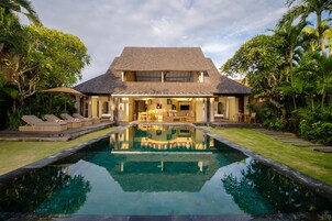 Vila, 2 quartos, piscina particular | Área de estar | TV LED, DVD player