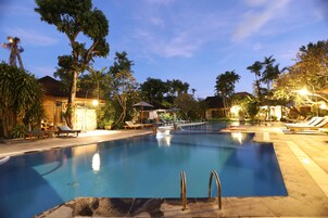 Una piscina al aire libre (de 06:00 a 19:00), sombrillas, tumbonas