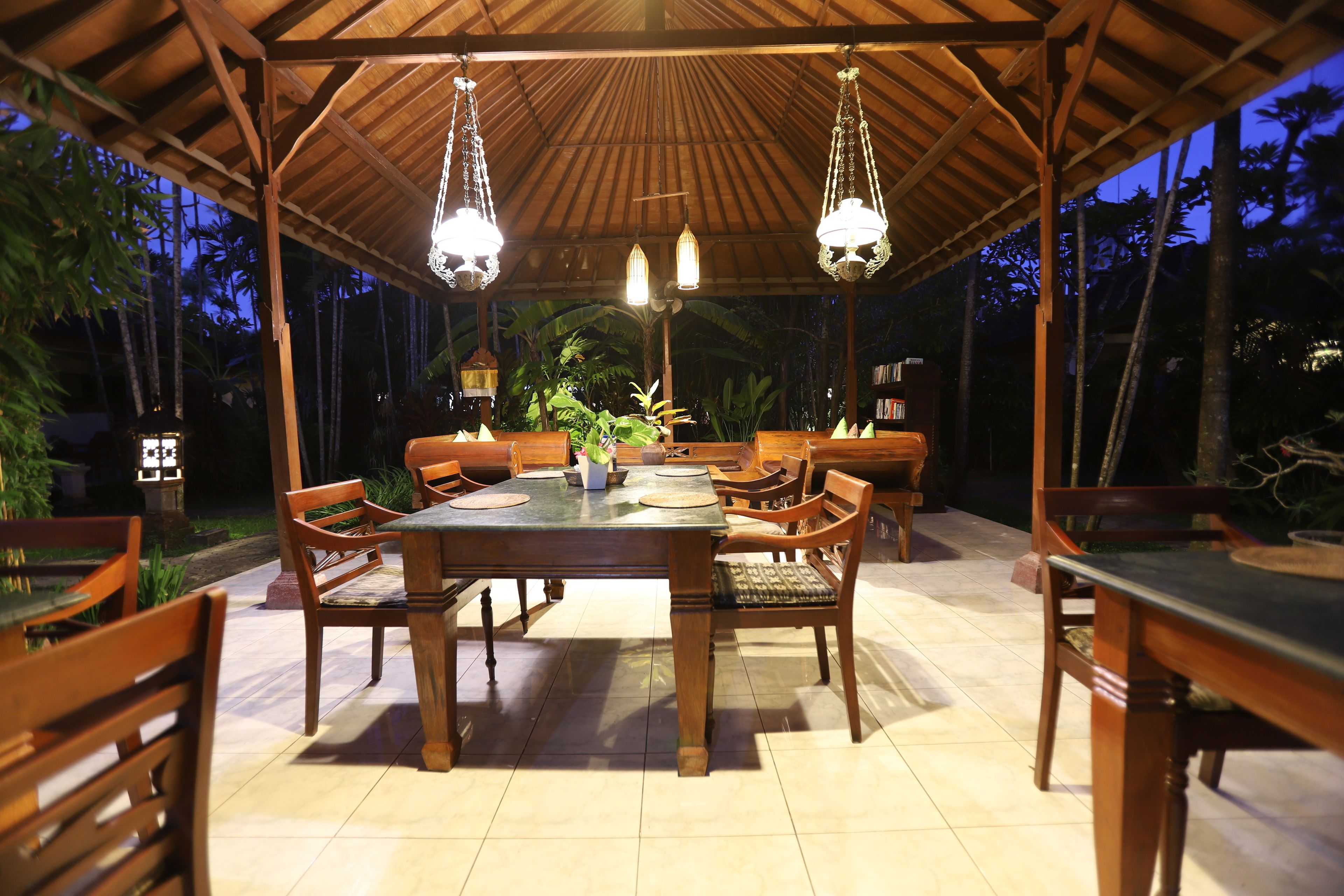 breakfast, lunch and dinner served