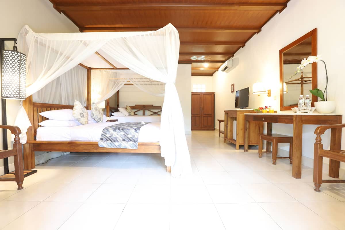 Kamar Deluks | Minibar, meja kerja, ruang kerja ramah laptop, dan tirai kedap cahaya