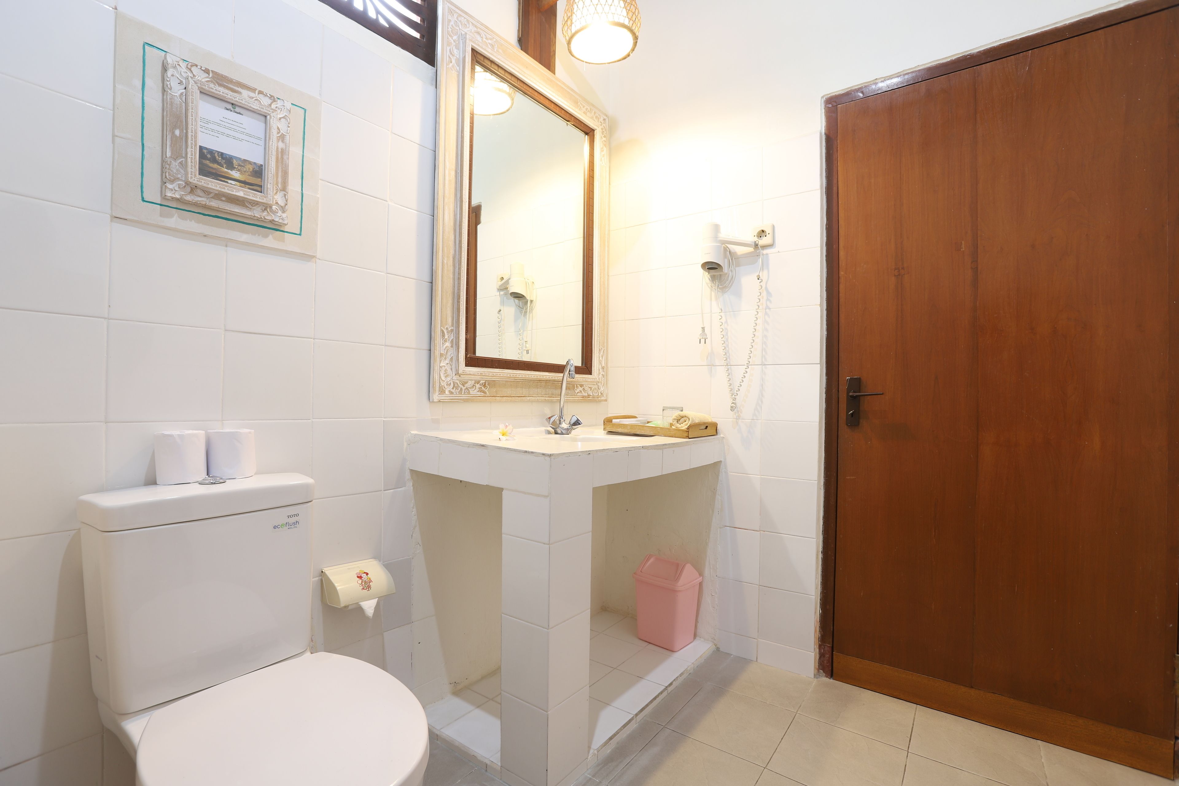 superior room | bathroom | free toiletries, hair dryer, towels
