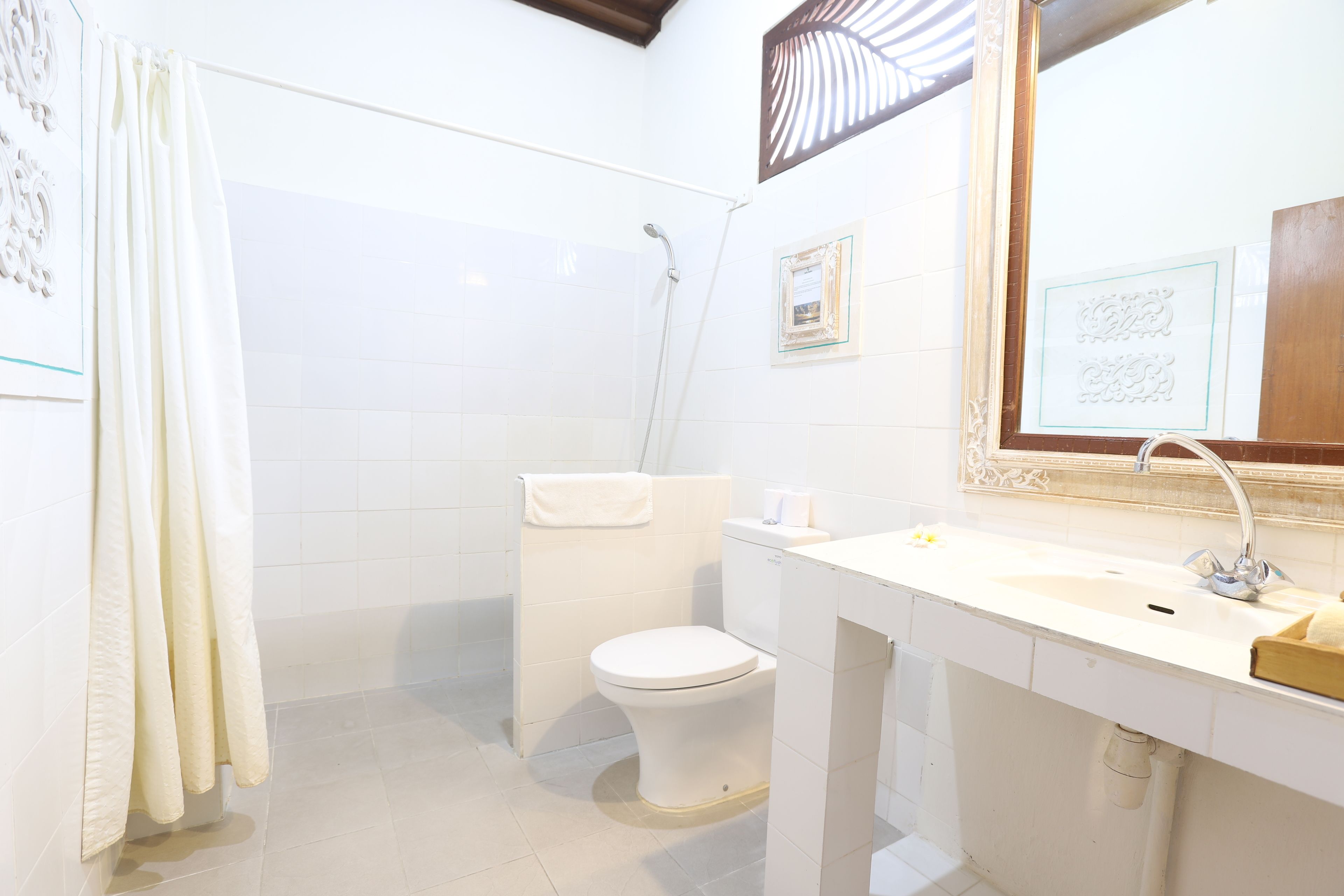 superior room | bathroom | free toiletries, hair dryer, towels