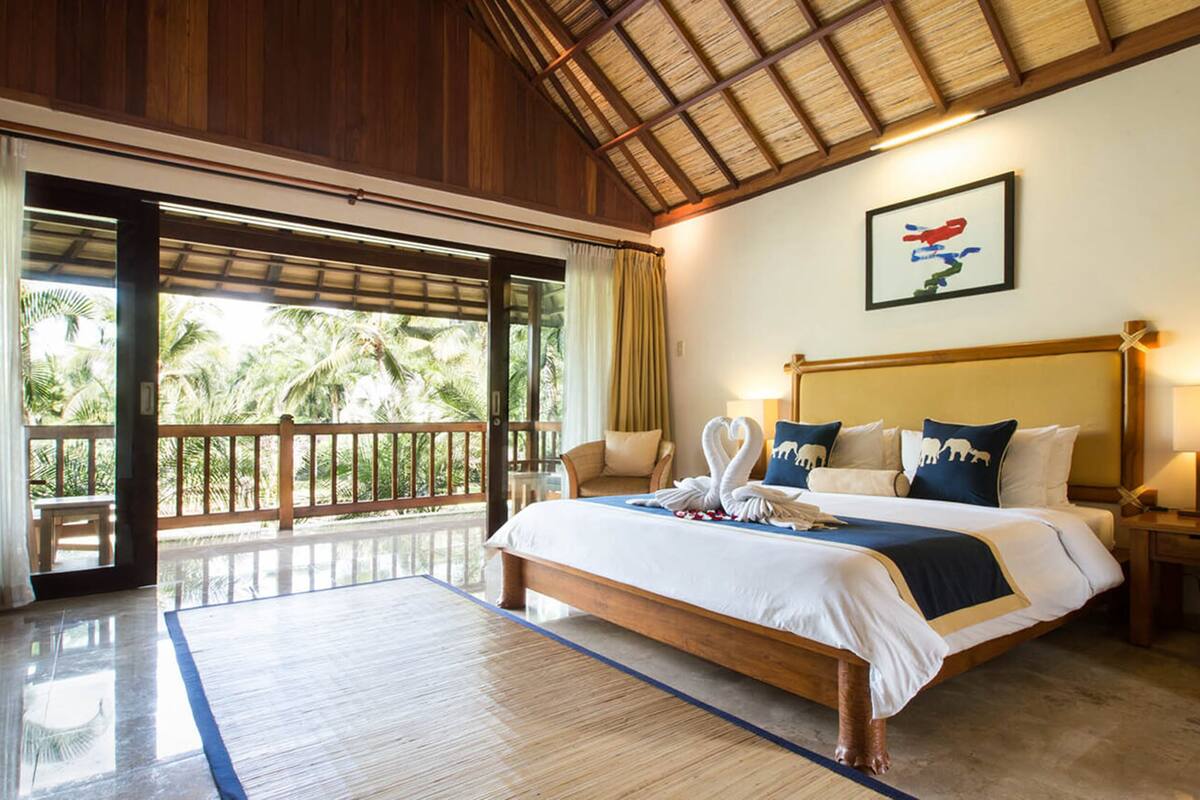 luxury room, park view | minibar, in-room safe, desk, blackout curtains