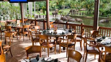 Daily cooked-to-order breakfast (IDR 200000 per person)