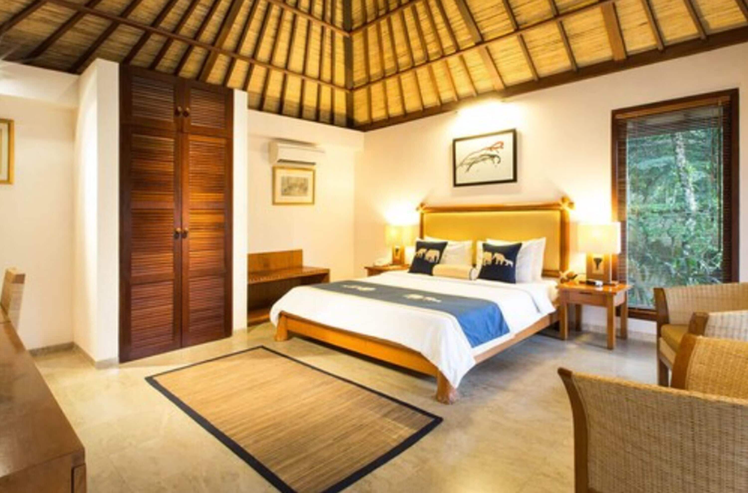 deluxe room, garden view | minibar, in-room safe, desk, blackout curtains