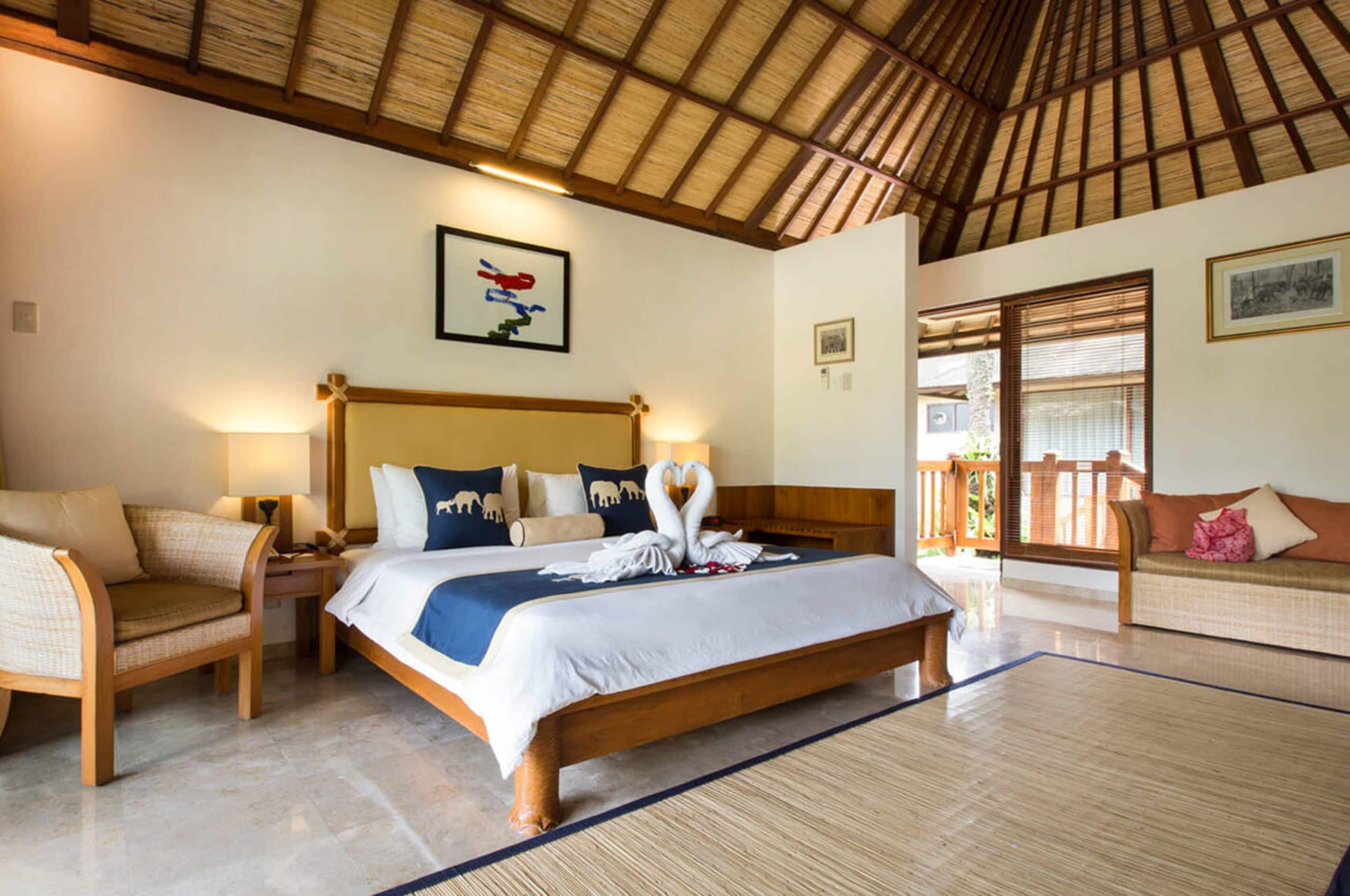 luxury room, park view | minibar, in-room safe, desk, blackout curtains