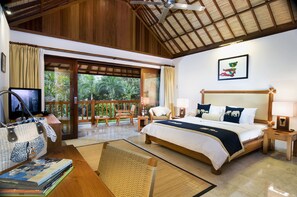 迷你吧、客房内保险箱、办公桌、遮光窗帘