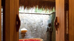 Rainfall showerhead, free toiletries, hair dryer, bathrobes - Villa Mathis (Kerobokan)