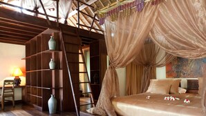 Family Room | In-room safe, desk, WiFi (free), individually decorated - Villa Mathis (Kerobokan)