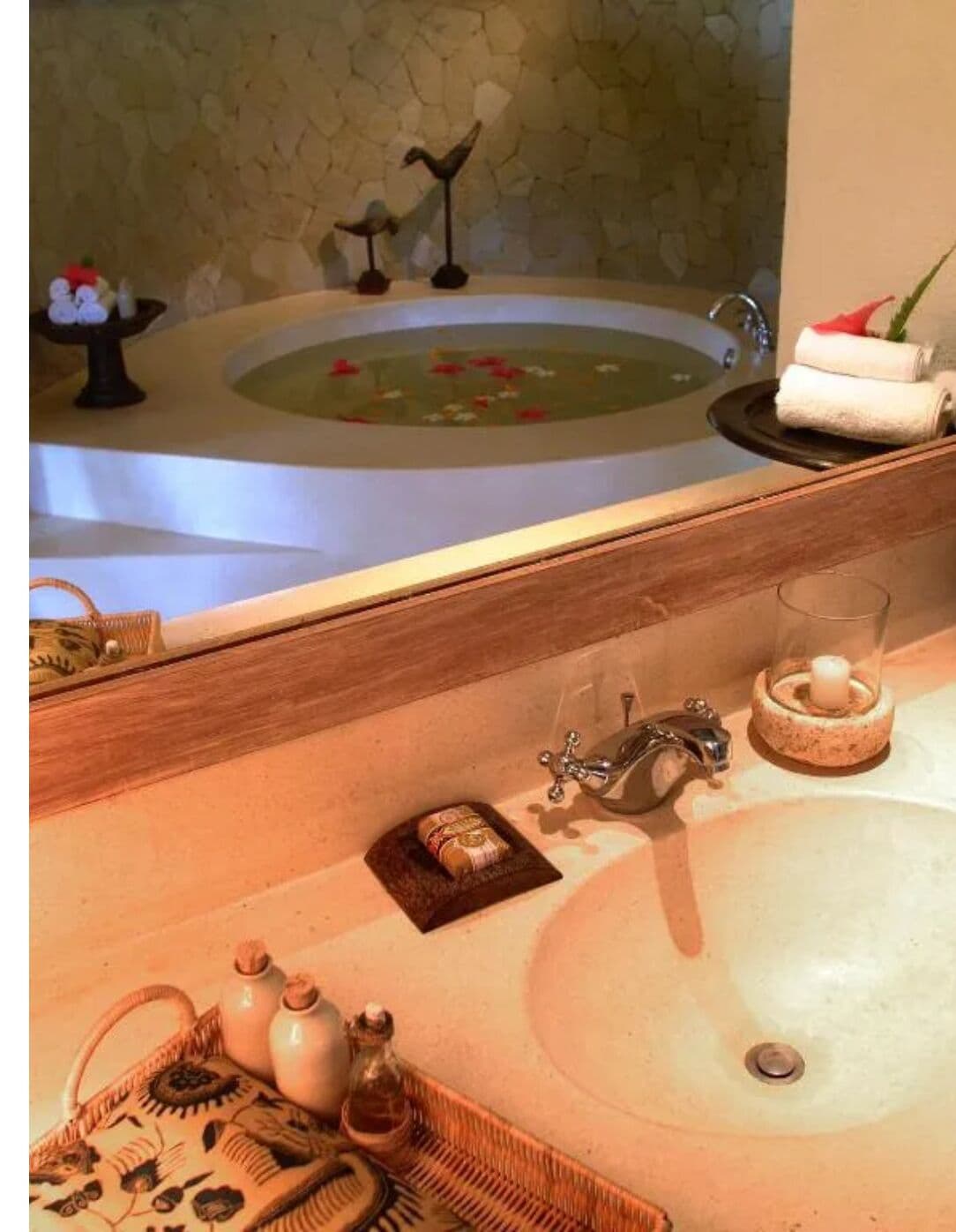 deluxe double room | 1 bedroom, in-room safe, individually decorated, desk