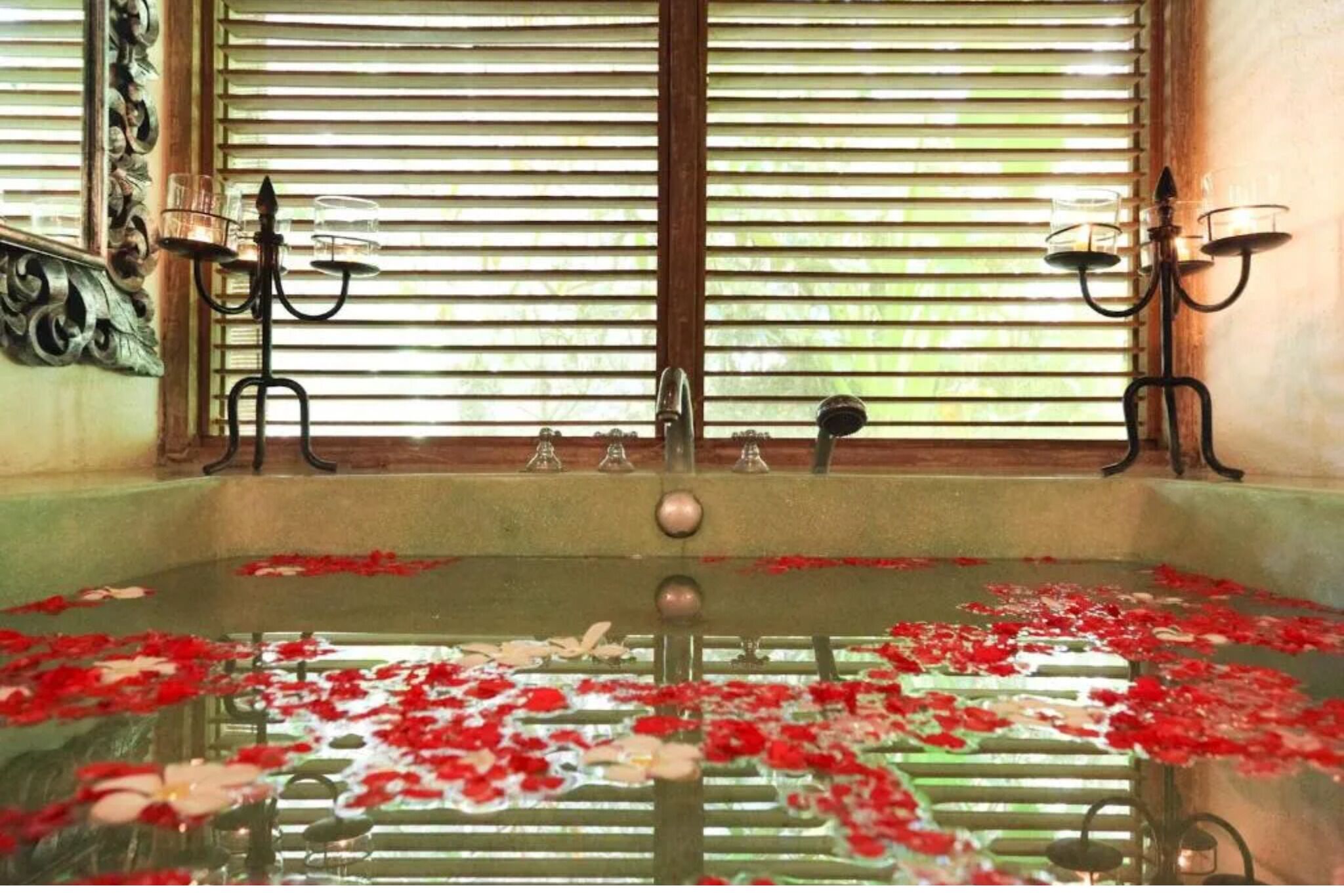 deluxe double room | 1 bedroom, in-room safe, individually decorated, desk