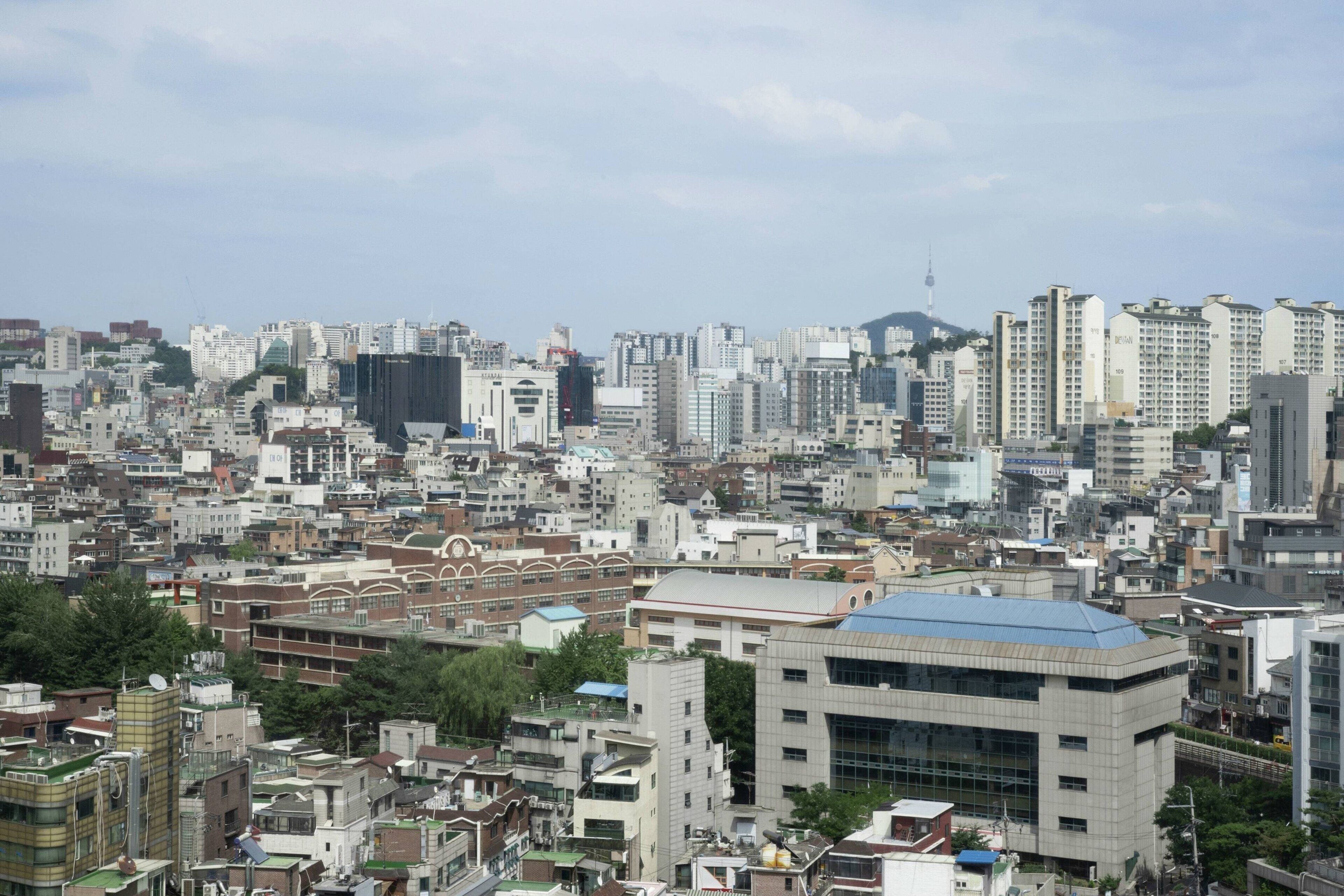 Une zone urbaine densément peuplée, caractérisée par une grande diversité de types de bâtiments, notamment des immeubles résidentiels et commerciaux de grande hauteur.