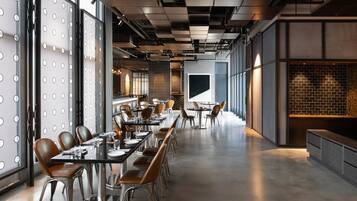 ์์นจ ์์ฌ, ์ ์ฌ ์์ฌ, ์ ๋
์์ฌ ์ ๊ณต, ๋ฏธ๊ตญ ์๋ฆฌ