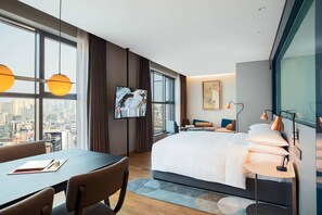 Producer Suite, 1 Bedroom, Non Smoking, City View | أغطية فراش متميزة وأسرّة بطبقة علوية مريحة وخزنة داخل الغرفة