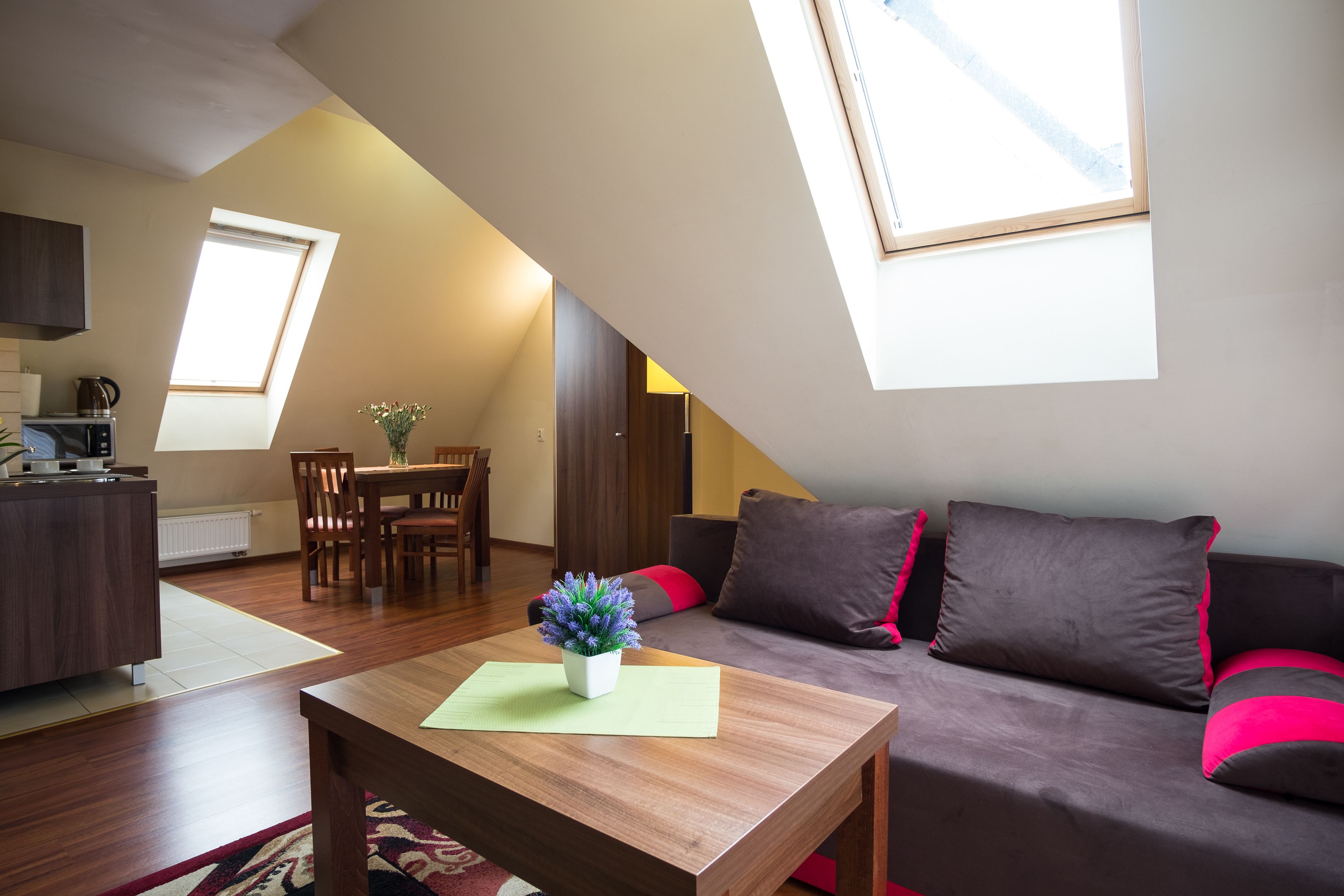Eine moderne Loft-Wohnung mit Essbereich, einer Couch und einer Küche.