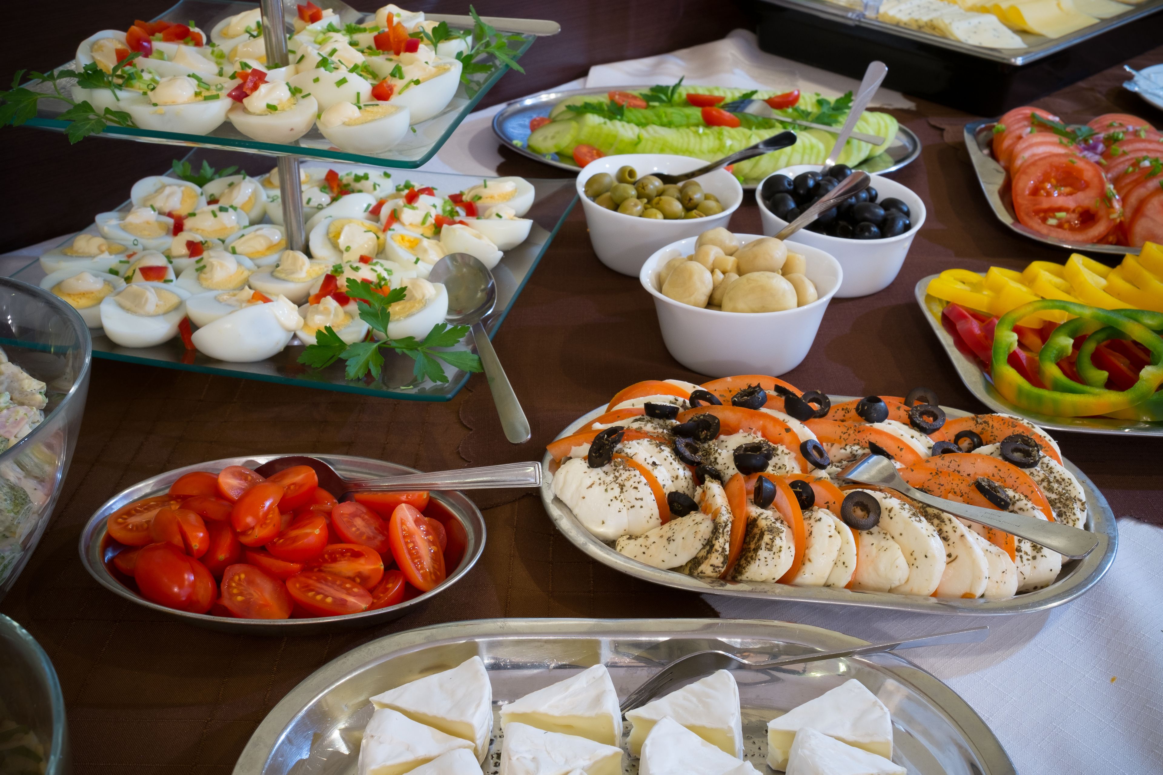 بوفيه فطور مجانًا يوميًا