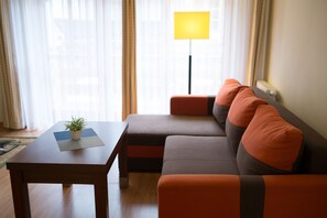 Leilighet, 2 soverom | 1 soverom, sengetøy av topp kvalitet, safe på rommet og skrivebord