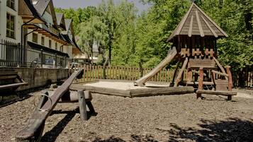 Lasten leikkialue ulkona